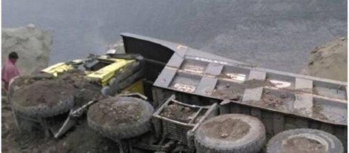 Coal mine collapse in India '/ Photo screencap via OneIndiaGujarat - Twitter