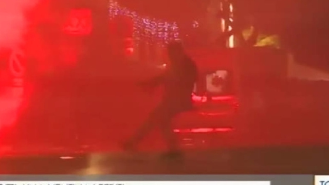 Concerto di Capodanno a Palermo: uomo spara in piazza, in barba a misure anti-terrorismo e forze dell'ordine, il video - palermotoday.it