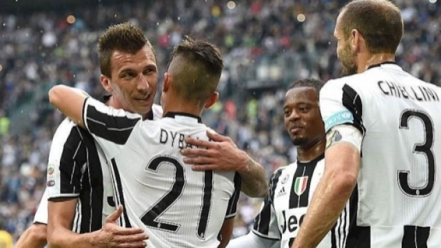 Juventus, Mandzukic fa scivolare Higuain in panchina. Allenamento ... - fantagazzetta.com