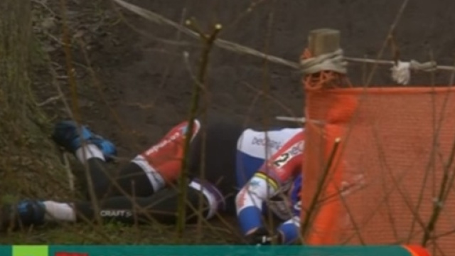 Mathieu Van der Poel a terra dopo la caduta