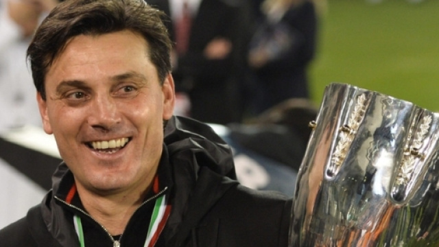 Montella con la Supercoppa, il suo primo trofeo da allenatore