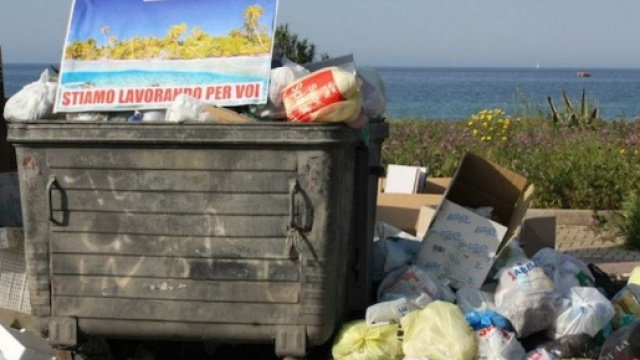 Un esempio di rifiuti abbandonati a Palermo - palermotoday.it