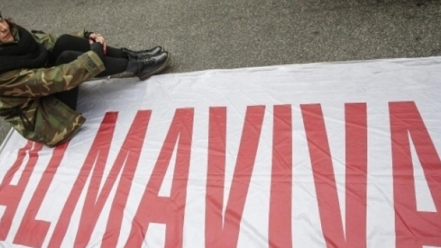 Una immagine simbolo della protesta dei dipendenti licenziati da Almaviva a Roma