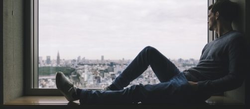 Ficar sozinho n&atilde;o &eacute; sin&ocirc;nimo de tristeza, como algumas pessoas pensam