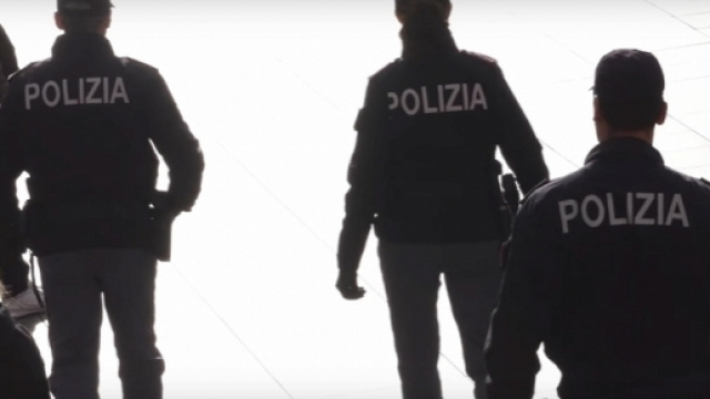 Agenti di Polizia durante un servizio di controllo del territorio