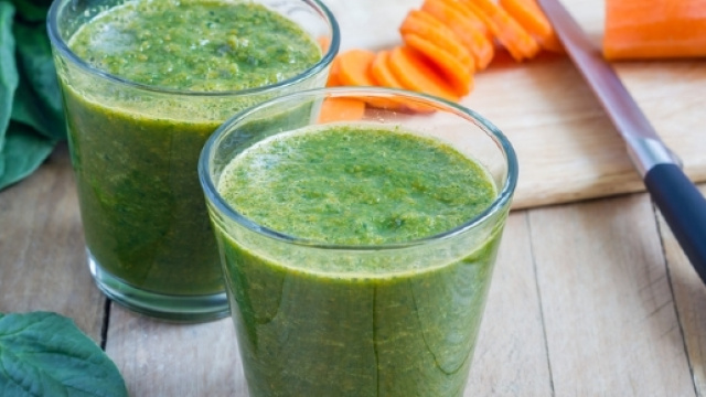 Carottes et &eacute;pinards pour pr&eacute;parer les jus de l&eacute;gumes - vitaality.fr