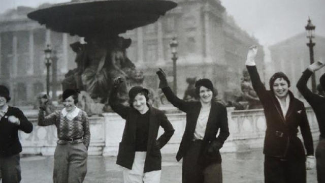 femmes libres en pantalon &agrave; Paris