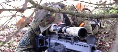 Oculto en la espesura un tirador de &eacute;lite acecha a su blanco.