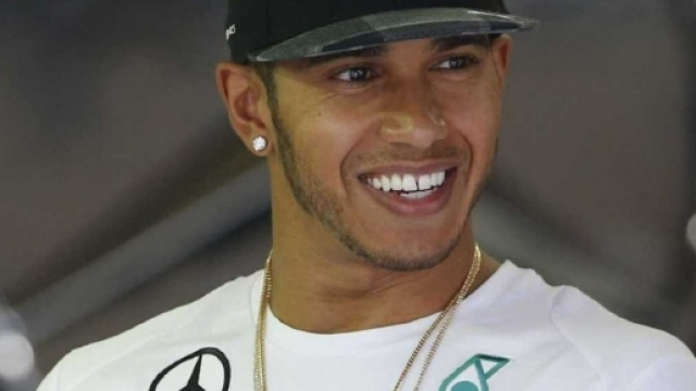 F1, Hamilton sul nuovo compagno: 'Chi non regge la pressione non venga'.