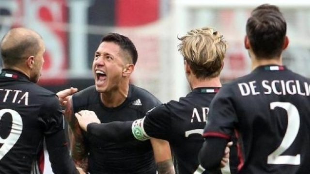 L'esultanza di Lapadula dopo il gol vittoria al Crotone