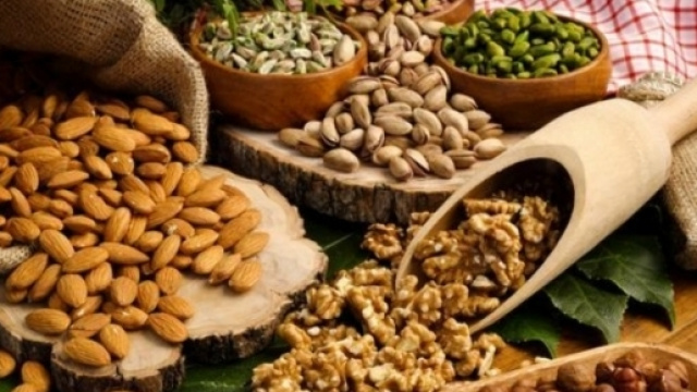 Mangiare frutta secca fa bene alla salute.