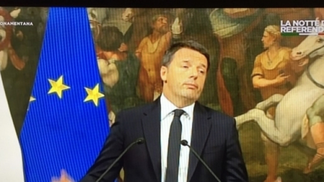 Matteo Renzi chiede le dimissioni.
