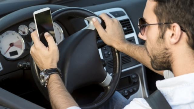 Regno Unito: carcere a vita per gli automobilisti al telefono che causano incidenti mortali.