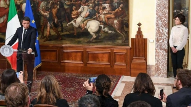 Renzi, sconfitto e commosso davanti la stampa