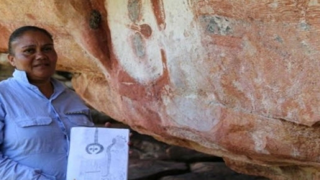 Lea Umbagai con un disegno caratteristico