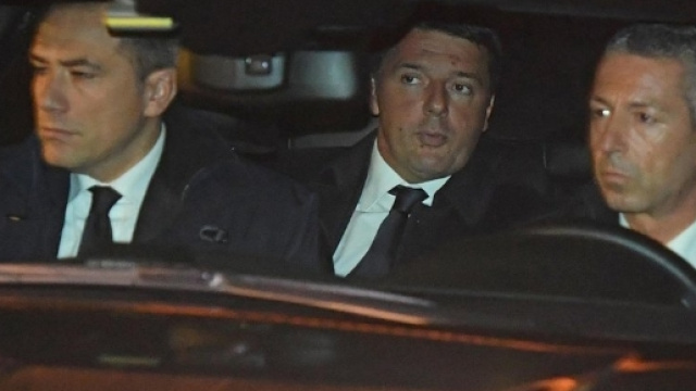 Mattarella a Renzi: "Dimissioni congelate"