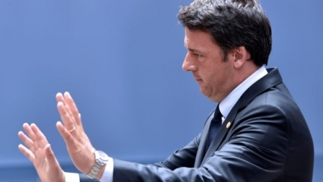 Matteo Renzi saluta tutti e se ne va