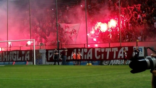 Reggina, la macchia amaranto della curva sud