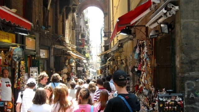 San Gregorio Armeno, la strada a tutti nota come la strada dei presepi