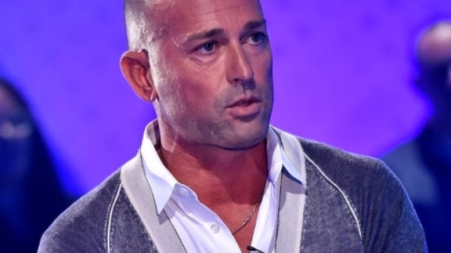 Stefano Bettarini ha partecipato al Maurizio Costanzo Show.