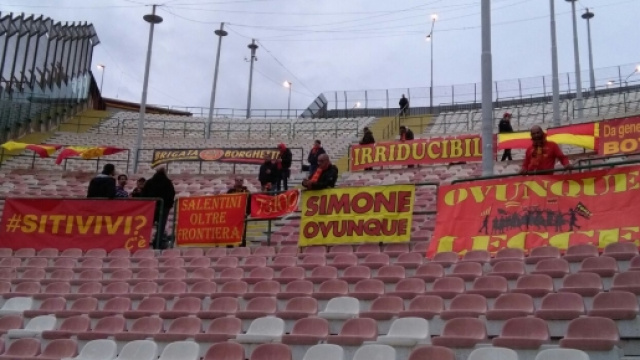 I tifosi del Lecce presenti a Messina.