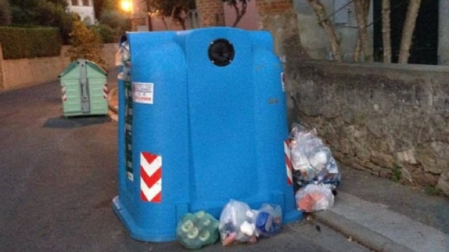 Napoli, tenta di buttare neonato nel cassonetto dei rifiuti