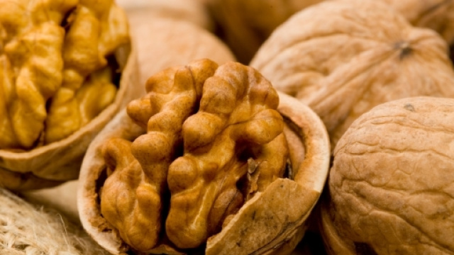 Una piccola quantit&agrave; di noci al giorno aiuta a vivere pi&ugrave; a lungo e in salute.