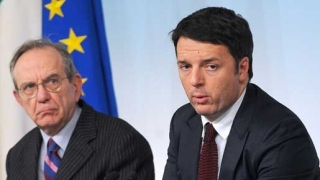 Pier Carlo Padoan e Matteo Renzi a Palazzo Chigi