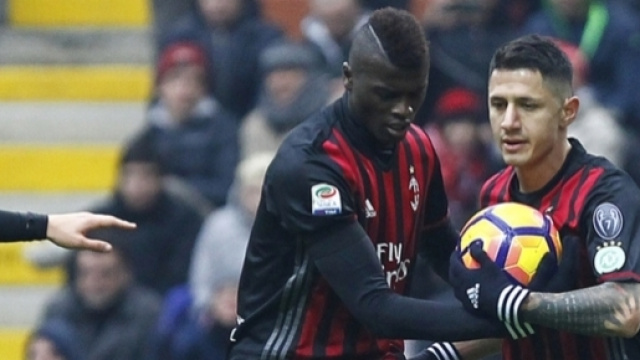 Siparietto tra Niang e Lapadula in occasione di un calcio di rigore