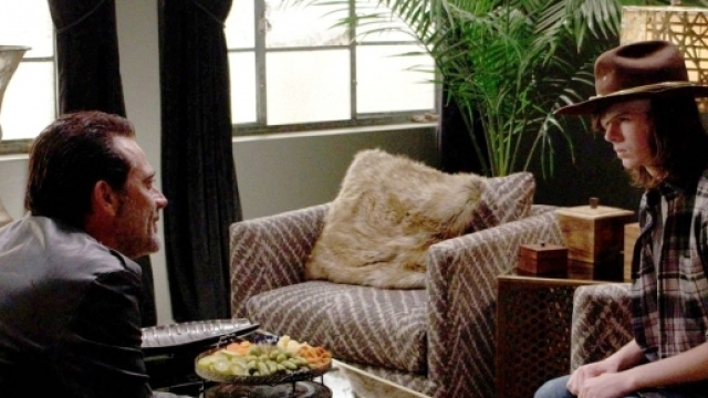 The Walking Dead : Le d&eacute;but d'une relation "p&egrave;re-fils" &eacute;trange entre Negan Carl