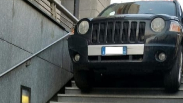 Torino, Jeep incastrata nelle scale mobili del metr&ograve;