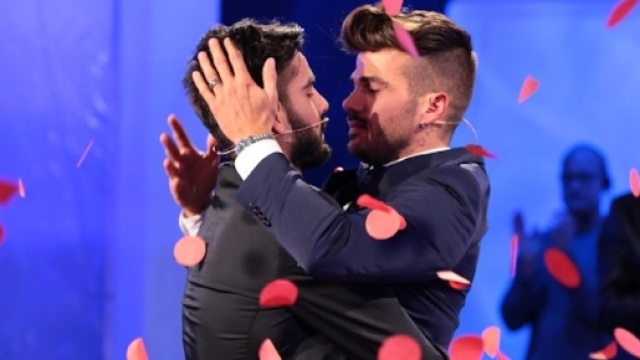 Uomini e Donne, bacio gay Claudio-Mario