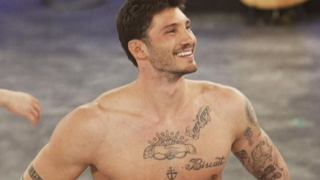 Stefano De Martino litigio a Selfie