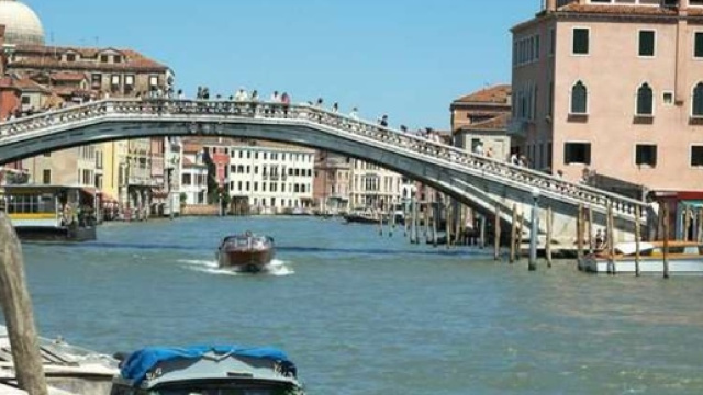 Venezia: turista nipponico si tuffa dal Ponte degli Scalzi.