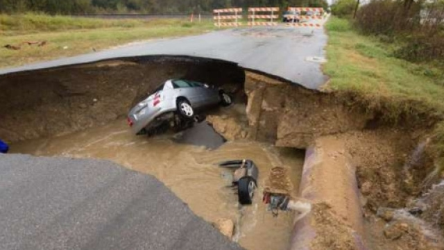 Voragine inghiotte 2 vetture in Texas