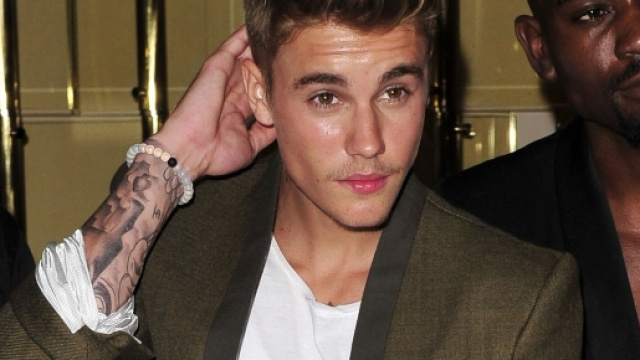 Justin Bieber d&agrave; un pugno ad un fan.