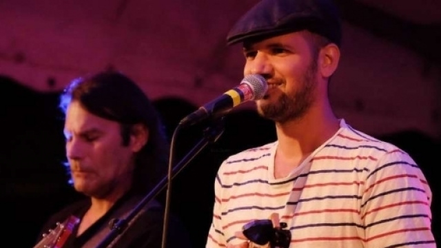 Le chanteur Romain Lateltin r&acirc;le avec le sourire et chante la vie de tous les jours - sudouest.fr