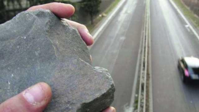 Un'auto &egrave; stata colpita da lancio di sassi ieri sulla Torino-Savona