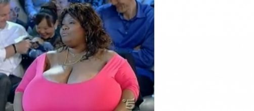 Confira situa&ccedil;&otilde;es que s&oacute; mulheres com seios fartos enfrentam.