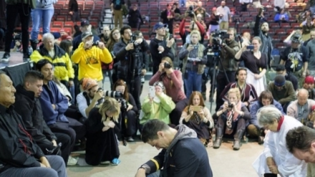 Cuori caldi: i veterani di guerra chiedono scusa ai Sioux; i Sioux ... - antimafiaduemila.com