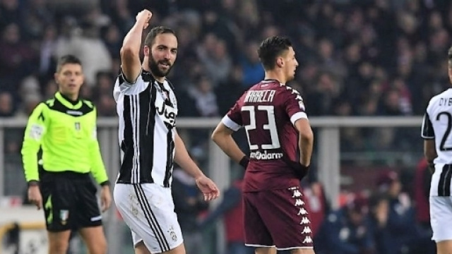 Gonzalo Higua&iacute;n esulta dopo il gol segnato durante Torino - Juventus