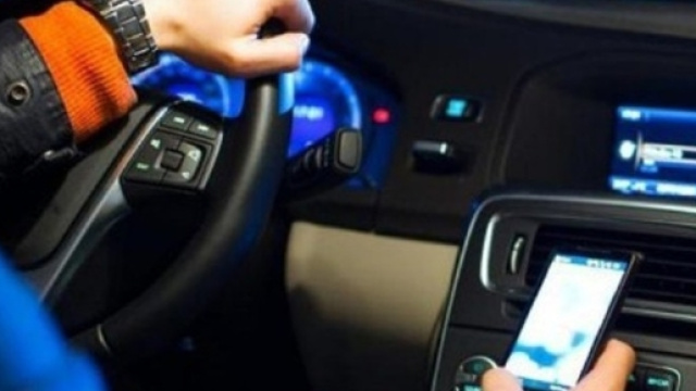 Guidare ed usare smartphone! pericoloso e sanzionato pesantemente