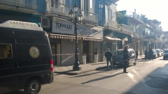 I rilievi dei carabinieri sul luogo della sparatoria