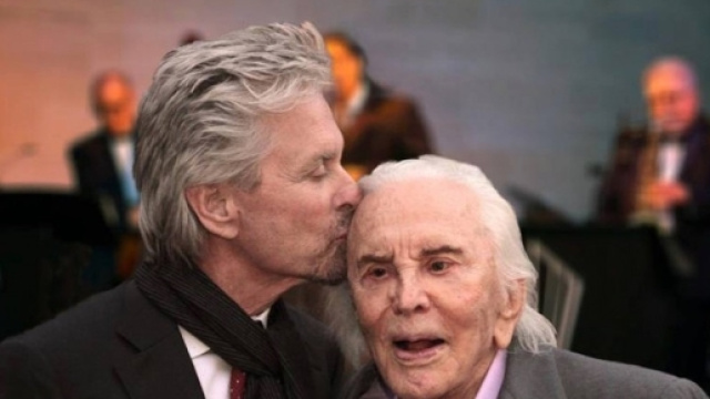 Kirk Douglas oggi, 9 dicembre, ha compiuto 100 anni - blitzquotidiano.it