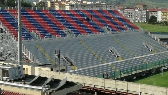 La curva Sud "Giorgio Manzulli" di Crotone.