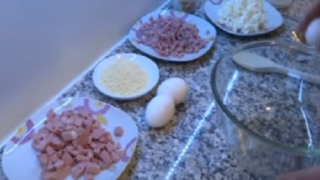 La preparazione di una torta salata