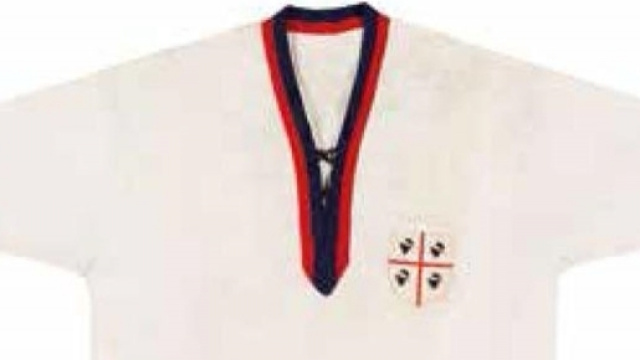 Maglia di Gigi Riva 'rombo di tuono' sar&agrave; all'asta a Milano il 14 dicembre 2016.