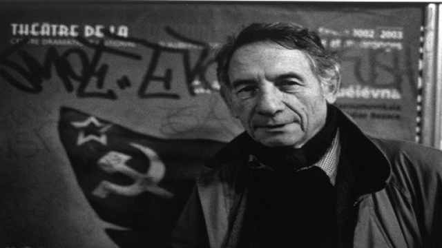 Mario Dondero, in uno degli scatti pi&ugrave; famosi che lo ritraggono.