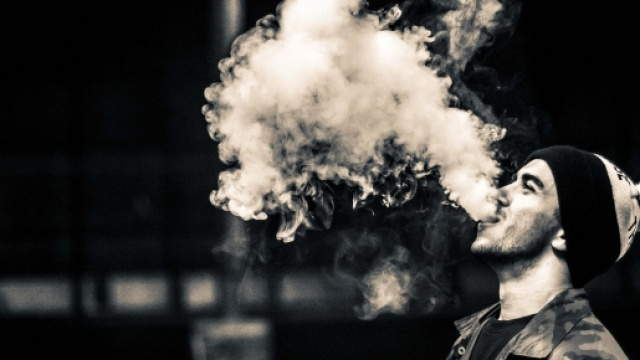 Ragazzo si cimenta nel "cloud chasing"