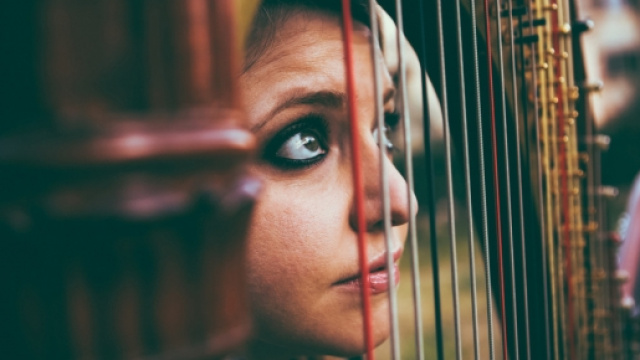 L'arpista Cecilia con il suo strumento